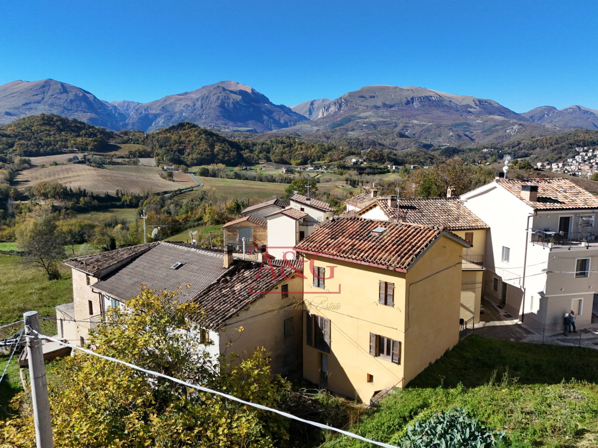 Detached House for sale in Amandola