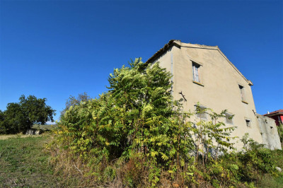 farmhouse to restore for sale in Carassai