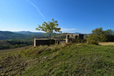 farmhouse to restore for sale in Carassai