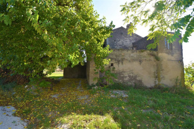 farmhouse to restore for sale in Carassai