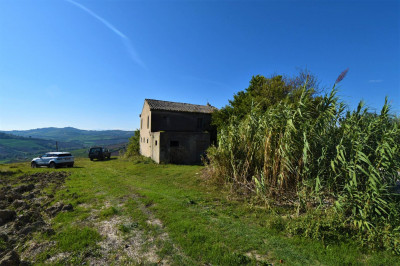 farmhouse to restore for sale in Carassai