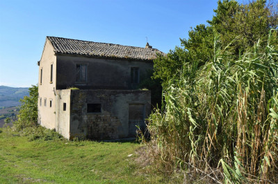 farmhouse to restore for sale in Carassai