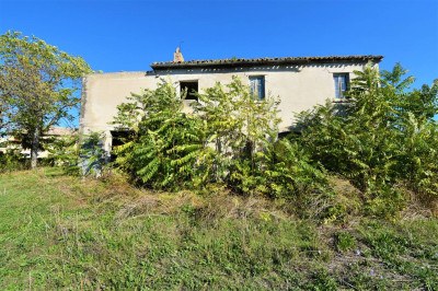 farmhouse to restore for sale in Carassai