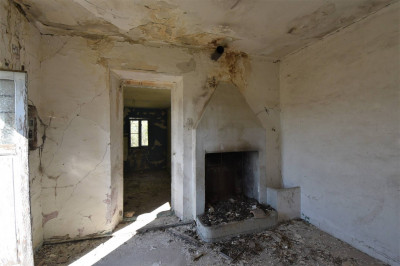 farmhouse to restore for sale in Carassai