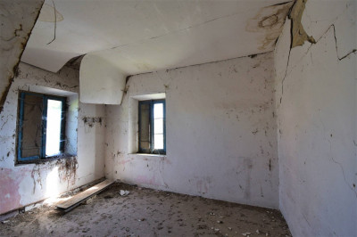 farmhouse to restore for sale in Carassai