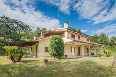 Villa in Vendita a Fermo