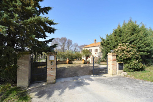 farmhouse to Buy in Fermo
