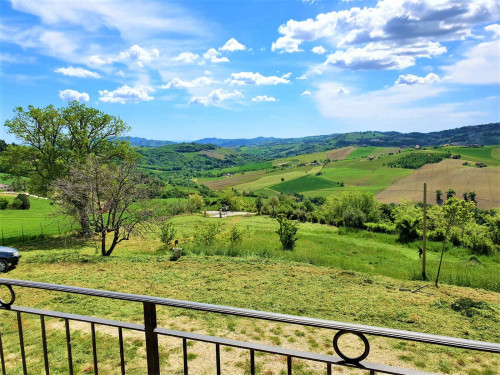 farmhouse for rent in Montedinove