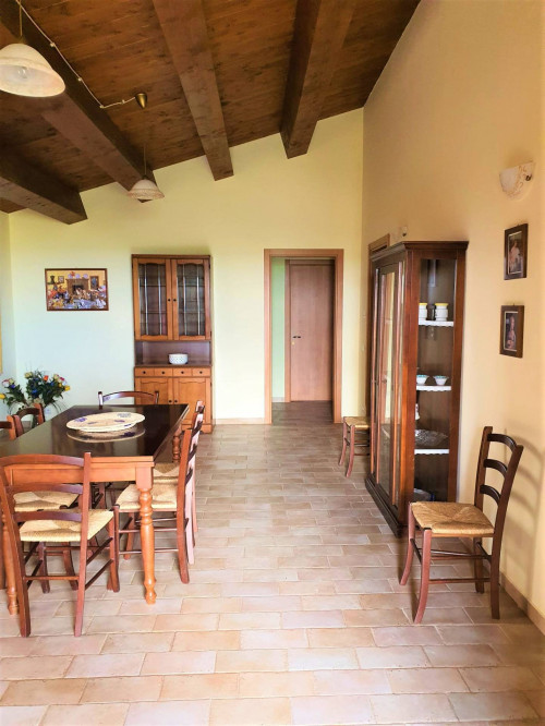 farmhouse for rent in Montedinove