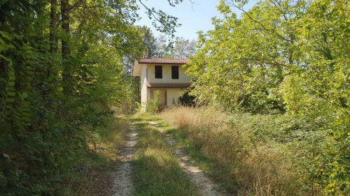 farmhouse to restore for sale in Montefortino