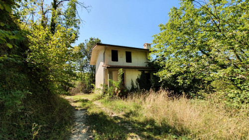 farmhouse to restore for sale in Montefortino