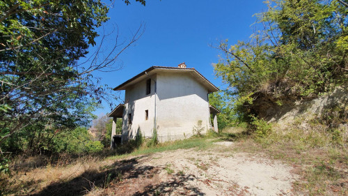 farmhouse to restore for sale in Montefortino