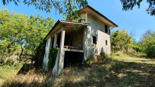 farmhouse to restore for sale in Montefortino