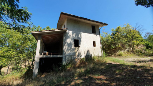 farmhouse to restore to Buy in Montefortino
