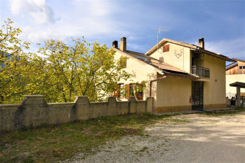 Villa in Vendita a Montefortino
