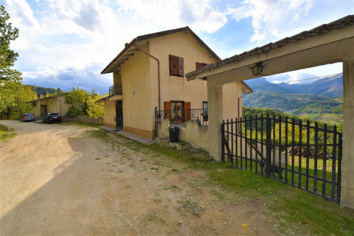 Villa to Buy in Montefortino