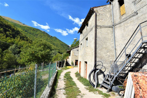 Casa cielo-terra in vendita a Montemonaco