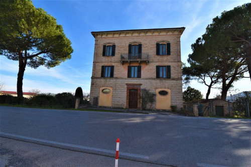 Villa to Buy in Magliano di Tenna