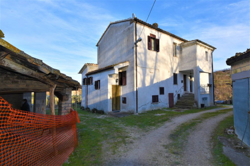 townhouse to Buy in Sarnano