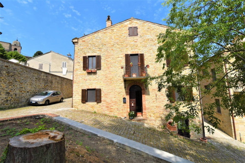 townhouse to Buy in Santa Vittoria in Matenano