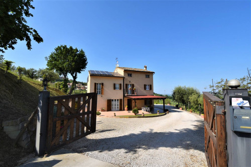 farmhouse to Buy in Montappone