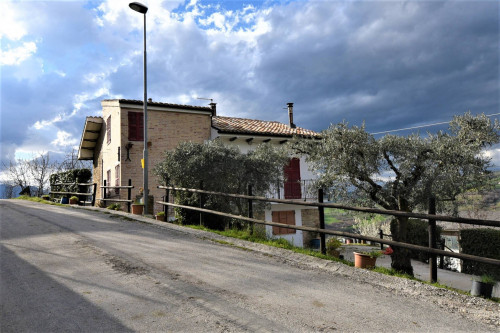 Casale in vendita a Monte San Martino