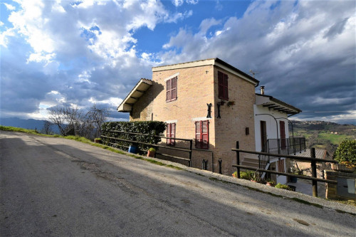 farmhouse for sale in Monte San Martino