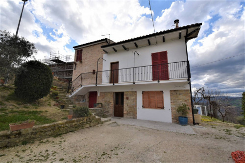 farmhouse to Buy in Monte San Martino