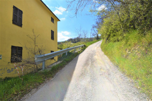 farmhouse for sale in Montefalcone Appennino