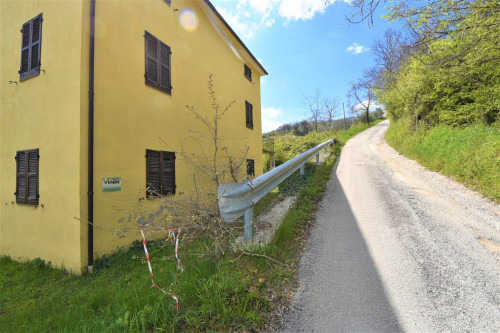 farmhouse for sale in Montefalcone Appennino