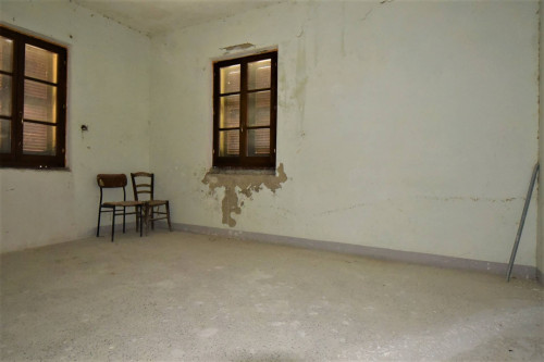 farmhouse for sale in Montefalcone Appennino