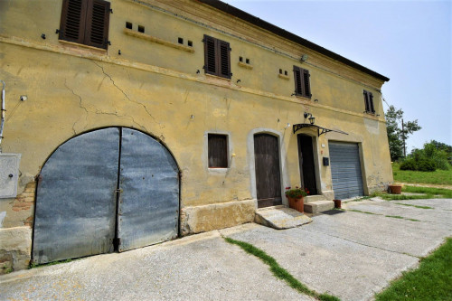 farmhouse for sale in Torre San Patrizio