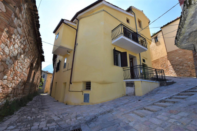 townhouse to Buy in Montefortino