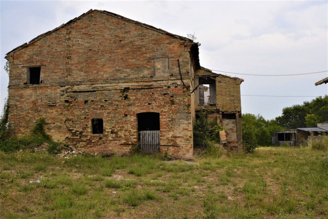 farmhouse to restore for sale in Fermo