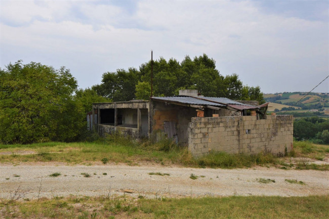 farmhouse to restore for sale in Fermo