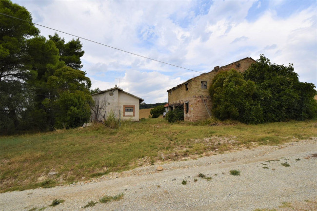 farmhouse to restore for sale in Fermo