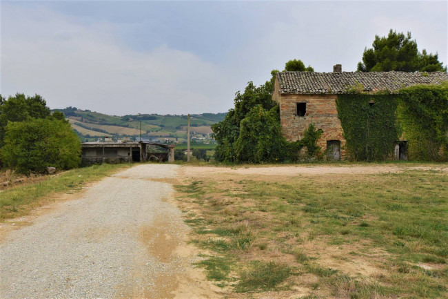 farmhouse to restore for sale in Fermo