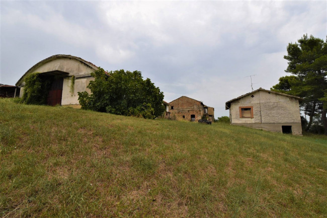 farmhouse to restore for sale in Fermo