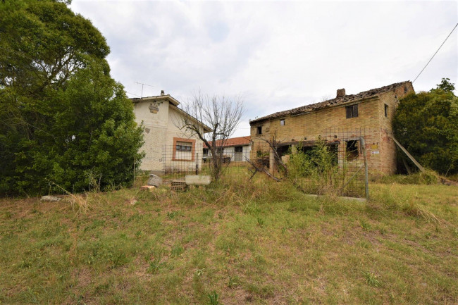 farmhouse to restore for sale in Fermo