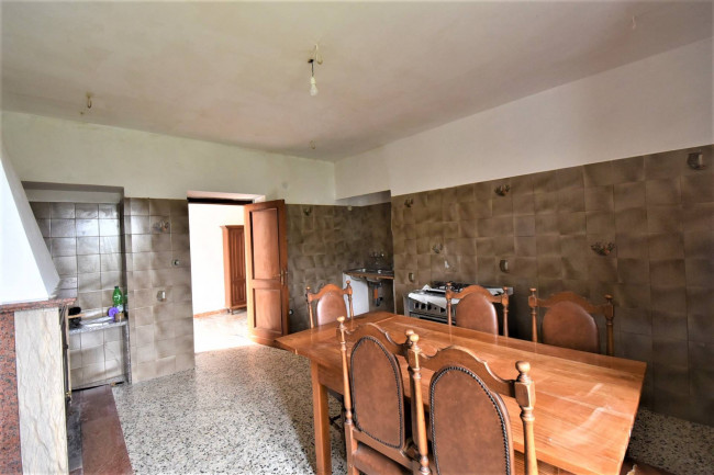 farmhouse to restore for sale in Smerillo