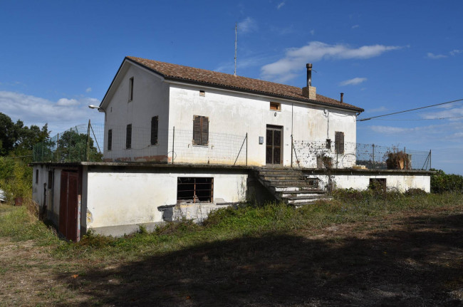 farmhouse to restore for sale in Smerillo