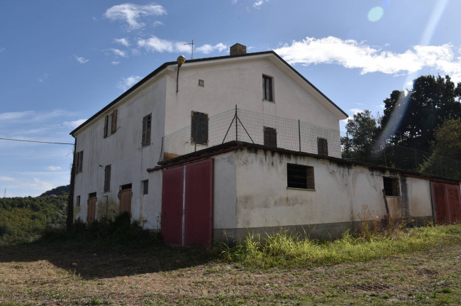 farmhouse to restore for sale in Smerillo