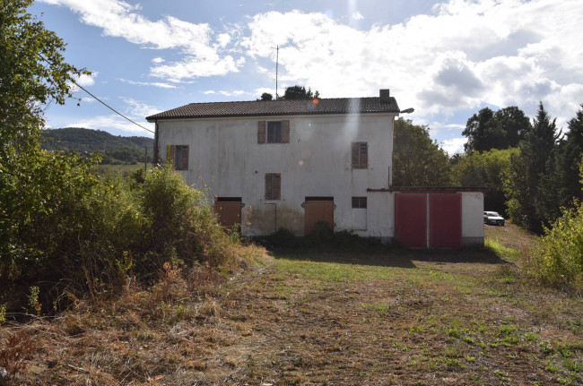 farmhouse to restore for sale in Smerillo