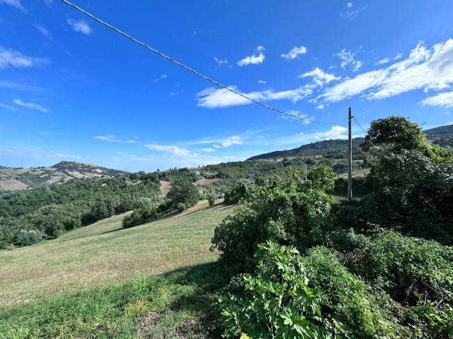 farmhouse to restore for sale in Smerillo