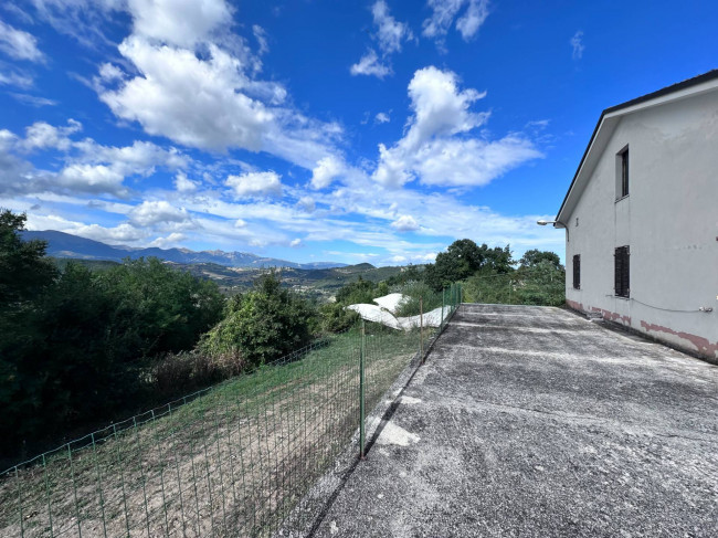 farmhouse to restore for sale in Smerillo