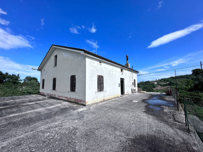 farmhouse to restore for sale in Smerillo