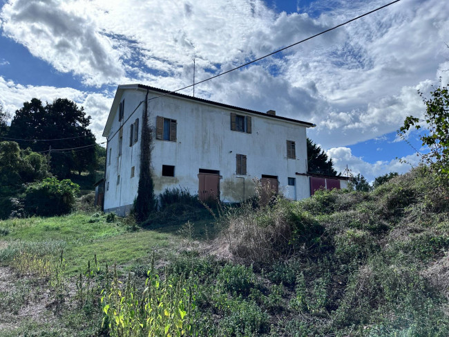 farmhouse to restore for sale in Smerillo