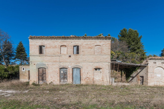 Casa colonica in Vendita a Macerata