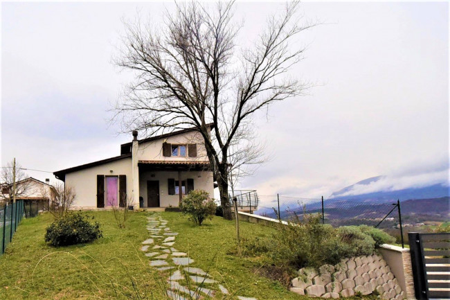 Villa in Vendita a Sarnano