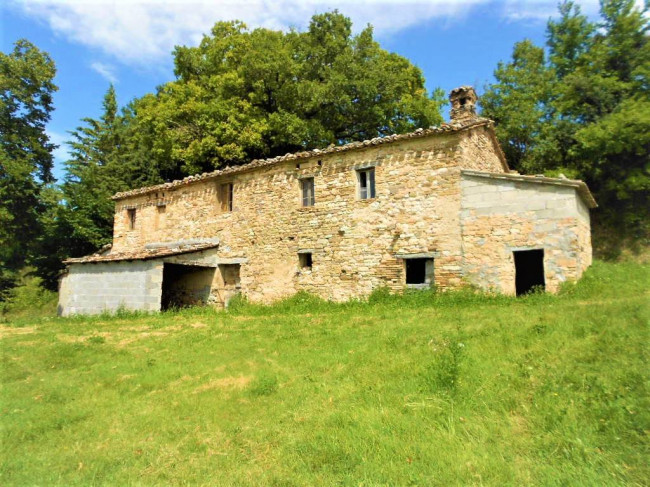 farmhouse to restore to Buy in San Severino Marche
